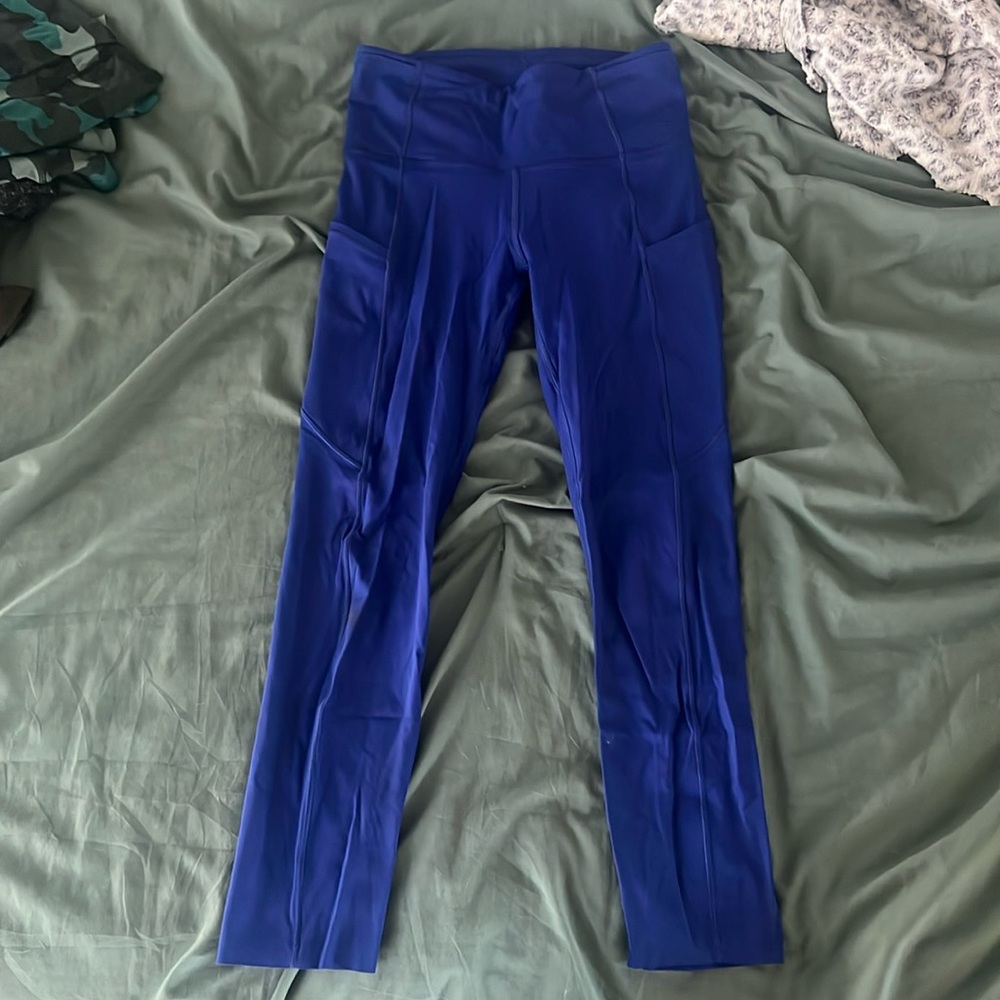 Dark blue lulu medium leggings.
